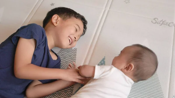 Adorable Preschooler Plays His Baby Brother Floor High Quality Footage — Stockfoto