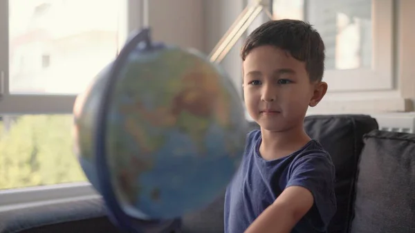 Cute Preschooler Spins Globe Explore Countries High Quality Footage — Stockfoto