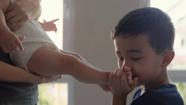 Cute Preschooler Kiss His Baby Brothers Legs High Quality Footage — Stock Photo, Image