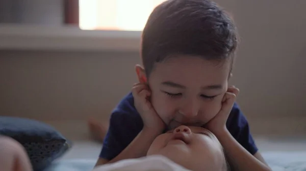 Adorable Preschooler Plays His Baby Brother Floor High Quality Footage — Stock fotografie
