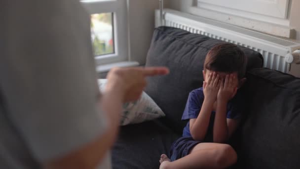 Αγοράκι Κλείνει Πρόσωπό Του Και Κλαίει Ενώ Μητέρα Τον Κατσαδιάζει — Αρχείο Βίντεο