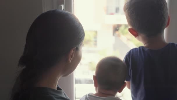 Back View Mother Kids Looking Out Window Street High Quality — Stockvideo