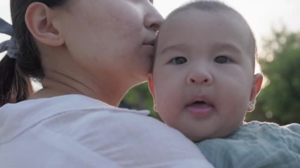 Close View Happy Mom Holding Kissing Baby Happy Family Park — Stock video