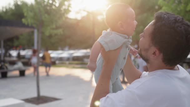Ευτυχισμένος Πατέρας Κρατά Χαριτωμένο Μωρό Και Φιλιά Ενώ Αυτός Γελάει — Αρχείο Βίντεο