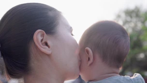 Close View Happy Mom Holding Kissing Baby Happy Family Park — Vídeo de Stock