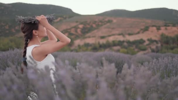 Woman Puts Wreath Lavender Her Head High Quality Footage — Stock video