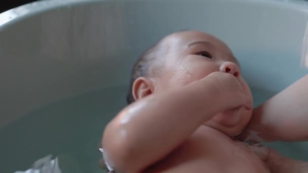 Χαριτωμένο Μωρό Κάνει Μπάνιο Μητέρα Κρατάει Και Πλένει Μωρό Υψηλής — Αρχείο Βίντεο