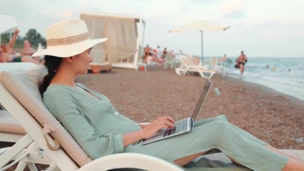 Freelancer Woman Working Laptop Sea Remote Work Concept Work Vacation — ストック動画