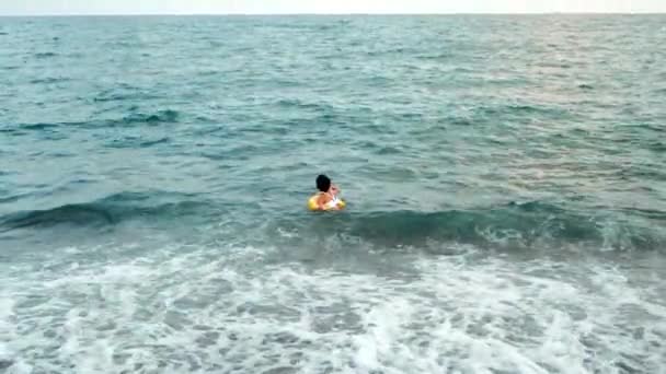 Ευτυχισμένο Μικρό Παιδί Κύκλο Κολύμβησης Κολυμπά Στη Θάλασσα Αγόρι Διασκεδάζει — Αρχείο Βίντεο