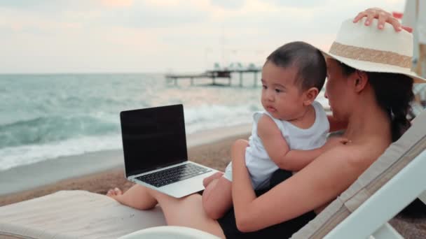 Mother Baby Working Laptop Sea Remote Work Concept Work Vacation — Vídeo de Stock