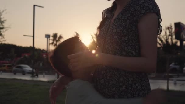 Silhouette Happy Kid Hugging Mother Sunset Background High Quality Footage — Vídeo de Stock