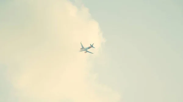 Airplane Flies Clouds Grey Sky High Quality Footage — Stock Photo, Image