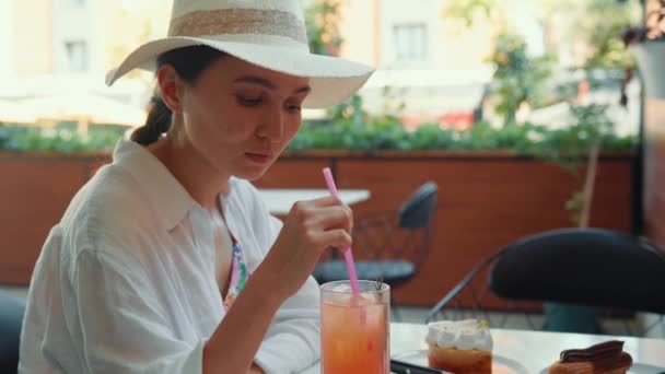 Young Woman White Hat Drinking Lemonade Straw High Quality Footage — Wideo stockowe