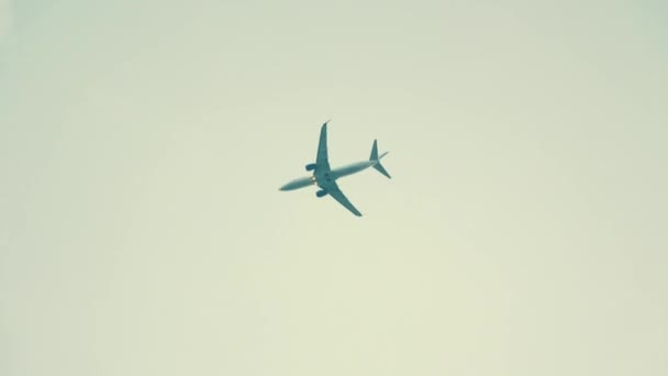 Airplane Flies Clouds Grey Sky High Quality Footage — Vídeo de Stock