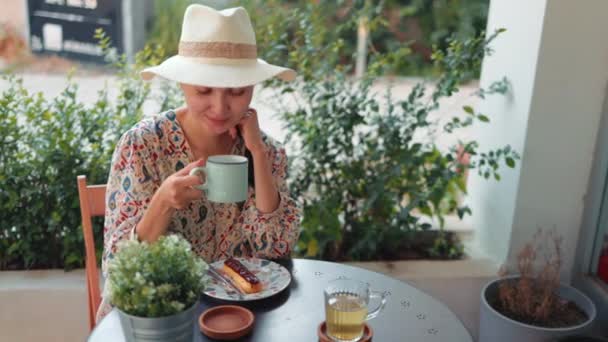 Rear View Young Woman Hat Drinking Coffee Dessert High Quality — Wideo stockowe