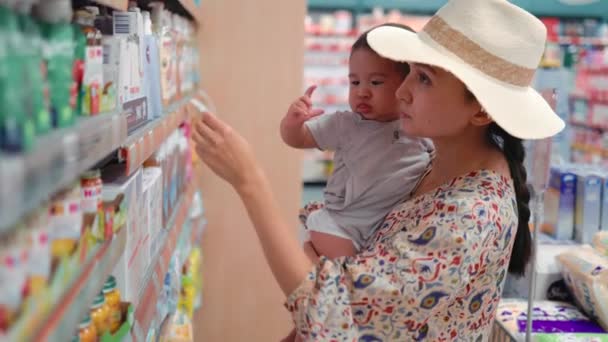 Woman Baby Shopping Supermarket High Quality Footage — Vídeos de Stock