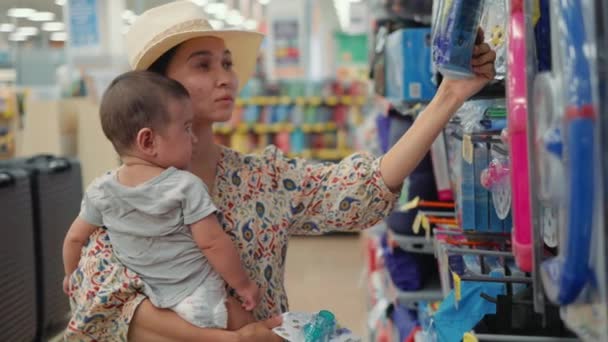Жінка Дитячими Покупками Супермаркеті Високоякісні Кадри — стокове відео