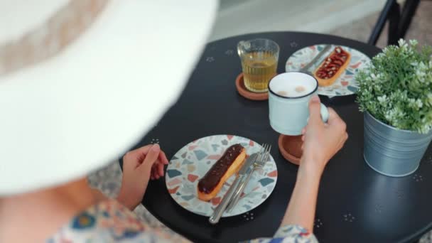 Rear View Young Woman Hat Drinking Coffee Dessert High Quality — Wideo stockowe