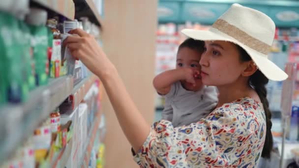 Woman Baby Shopping Supermarket High Quality Footage — Wideo stockowe