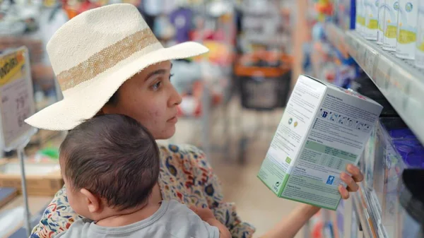 Young Modern Single Mother Choosing Baby Formula Supermarket High Quality ロイヤリティフリーのストック画像