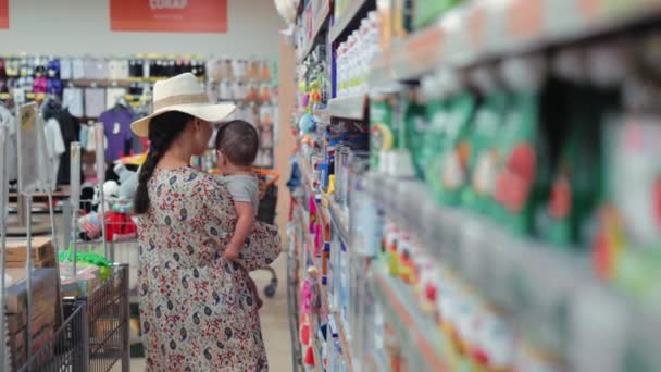 Young Modern Single Mother Choosing Toys Supermarket High Quality Footage — Vídeo de Stock