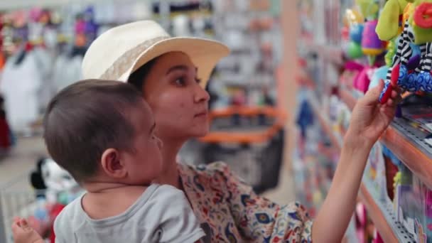 Молода Сучасна Самотня Мати Вибирає Іграшки Супермаркеті Високоякісні Кадри — стокове відео