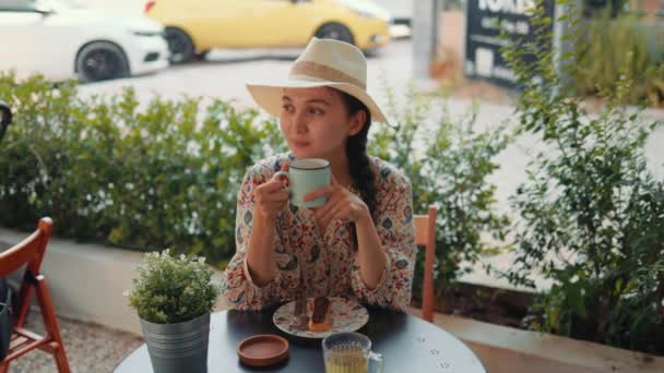 Rear View Young Woman Hat Drinking Coffee Dessert High Quality — Stock videók