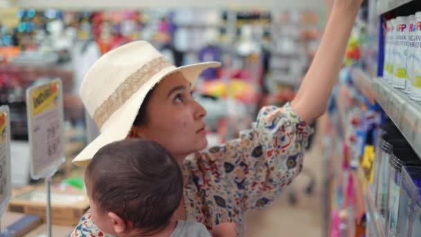 Young Modern Single Mother Choosing Baby Formula Supermarket High Quality — Vídeo de Stock