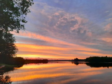 Gölün üzerinde parlak bulutlar