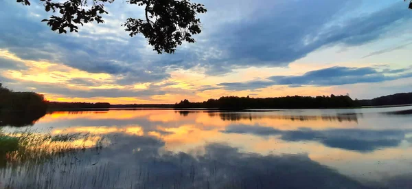 Nuvens Sobre Lago — Fotografia de Stock