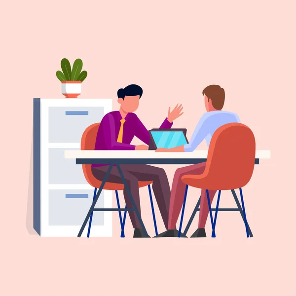 İş Finans Danışmanı dizüstü bilgisayarda çalışıyor ve Yatırım Planlama Bütçesi