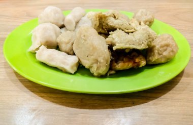 Yeşil tabakta cuko soslu Pempek veya empek-empek. Pempek, mpek-mpek veya ampek-empek, balık ve tapyokadan yapılır, bu yemek çok lezzetlidir ve Palembang, Güney Sumatra, Endonezya 'dan gelir..