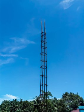 Gökyüzü arkaplanı açık inşaat için demirden yapılmış.