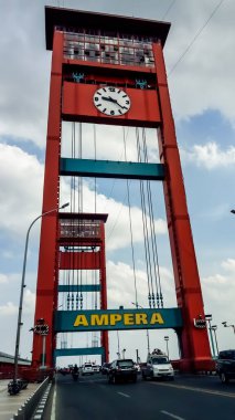 Palembang, Endonezya - 25 Şubat 2022 - Ampera Köprüsü (Ampera Köprüsü) Güney Sumatra 'da Palembang şehrinin bir ikonudur. Bulutlu arkaplanı olan ampera fotoğrafı