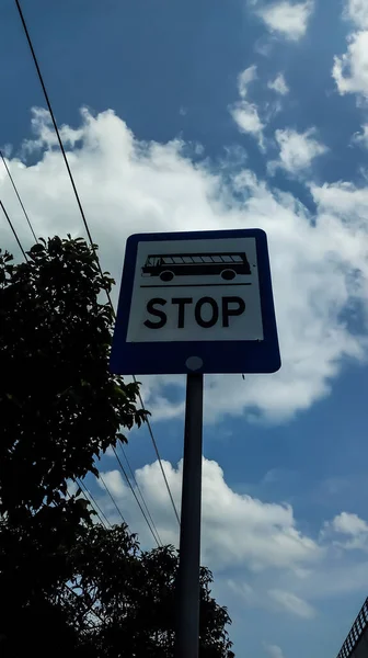 Otobüs Durağı Trafik Tabelası Parlak Mavi Gökyüzüne Karşı — Stok fotoğraf