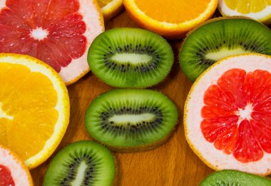 Siyah arka planda meyveler, tahta arka planda meyveler. 