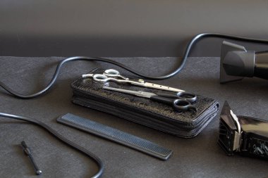 Siyah arka planda kuaförlük aracı, güçlü plan