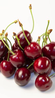 Beyaz arka planda tatlı kiraz. Yakın plan.