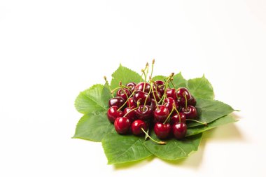 Beyaz arka planda tatlı kiraz. Yakın plan.