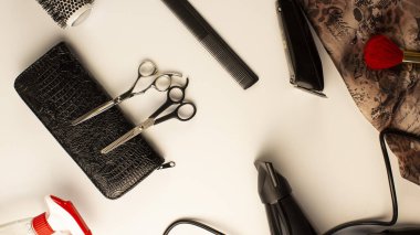 bir takım kuaför aletleri ile kompozisyon