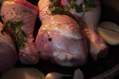 Baharatlı ve otlu tavuk budu.