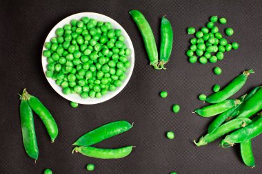 Renkli arkaplanda yeşil bezelyeler