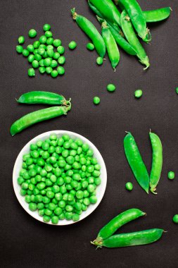 Renkli arkaplanda yeşil bezelyeler