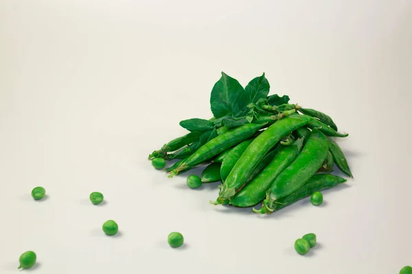 Guisantes Verdes Sobre Fondo Blanco Aislado —  Fotos de Stock