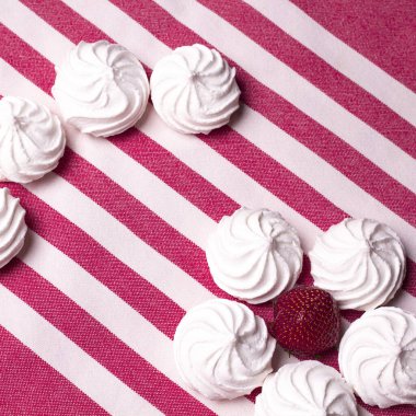 Kırmızı arka planda çilekli bizet.