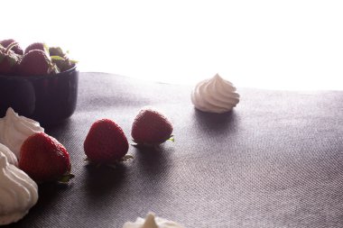 Siyah arkaplanda çilek ve bizet