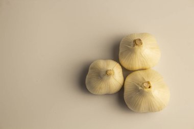Beyaz arka planda sarımsak, baharatlı.