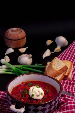 Ukrayna Borsch 'u. Chasnyk ve yeşillikli pancar çorbası. Ukrayna ulusal yemeği