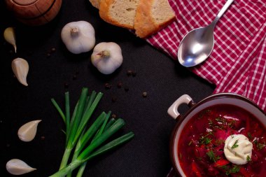 Ukrayna Borsch 'u. Chasnyk ve yeşillikli pancar çorbası. Ukrayna ulusal yemeği