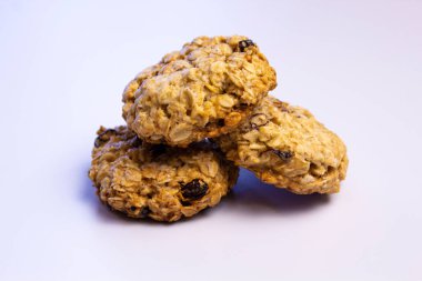 Beyaz arkaplanda yulaf ezmesi kurabiyeleri izole